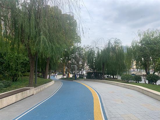 苏州河普陀段采用天蓝色的步道。澎湃新闻记者 陈斯斯 图